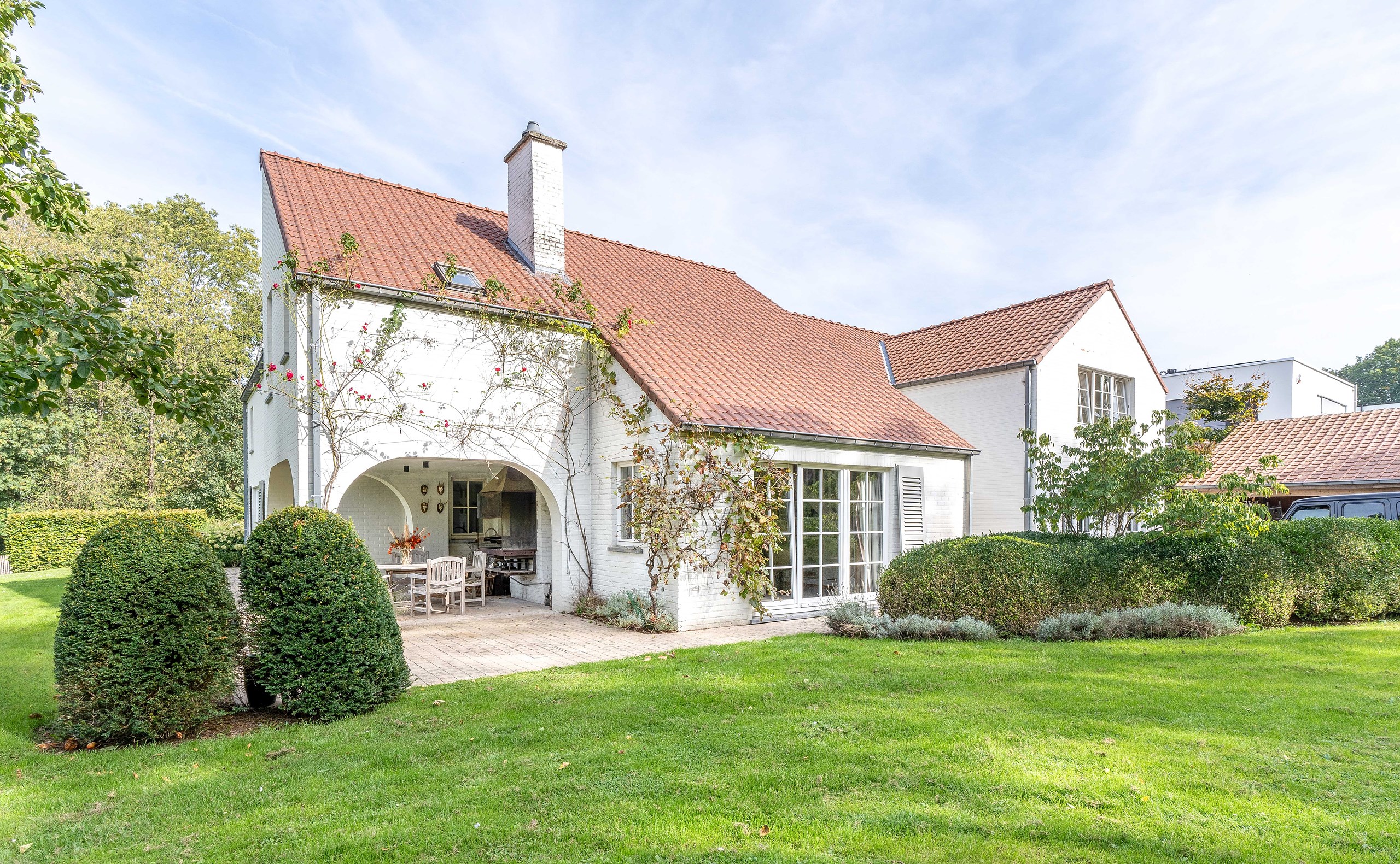 Villa blanche au toit de tuiles et son jardin, AL Studio