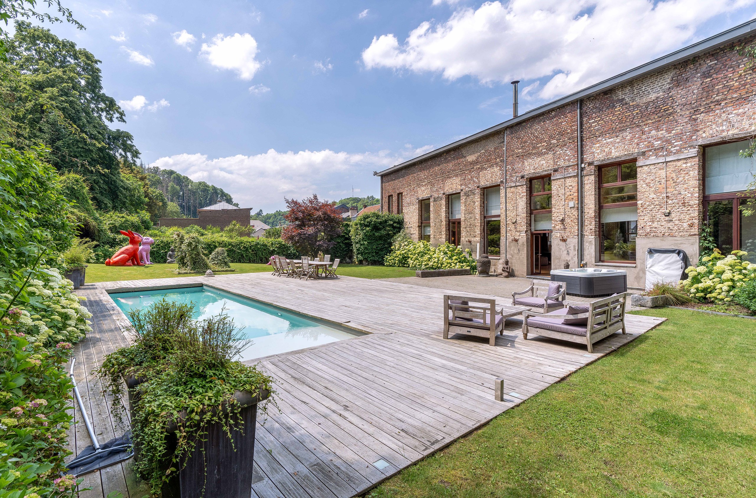 Bâtiment en briques et sa piscine, AL Studio